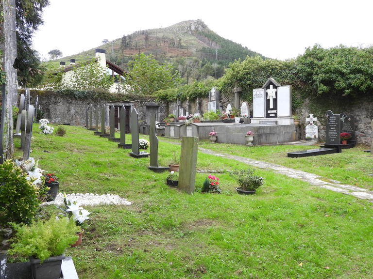 Betidanik ezagutu dut  Santu guztien egunean hilerrira bisita egiteko ohitura. Bertan familiako edo ezagunak ditugunak egun honetan oroitzen gara gehien bat  berauekin. Hilobiak apaindu ere egun horretarako egiten ditugu. Aizarnakoa ere apainduta ikusi dut eta urtero bezala argazki bat atera eta ezagunen oroitzapen batekin irten dut  bertatik.