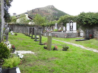 Betidanik ezagutu dut  Santu guztien egunean hilerrira bisita egiteko ohitura. Bertan familiako edo ezagunak ditugunak egun honetan oroitzen gara gehien bat  berauekin. Hilobiak apaindu ere egun horretarako egiten ditugu. Aizarnakoa ere apainduta ikusi dut eta urtero bezala argazki bat atera eta ezagunen oroitzapen batekin irten dut  bertatik.