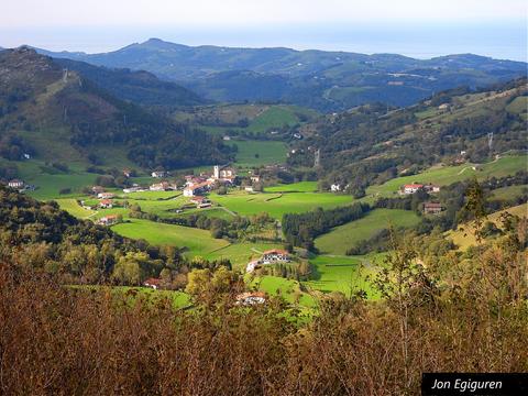Urriaren lehen egunetako Aizarnaren irudia Santa Engrazitik begiratuta.