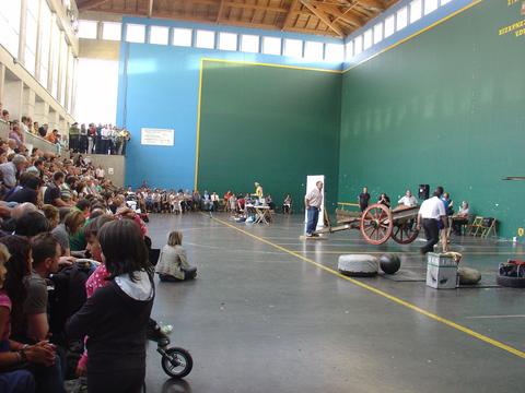 San Migelak ospatzeko,Herri Kirolak Aizarnazabalgo pelota lekuan. ikusle ugari inguratu zen bertara.