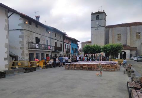 Garagardo festako argazkia Aizarnako plazan. Giro bikainarekin hasi zen festa, baina amaitzerako euriak zapuztu zuen plazako giroa. Dena den euria gainditu eta aterpean jarraitu zuen giro alai honek. 