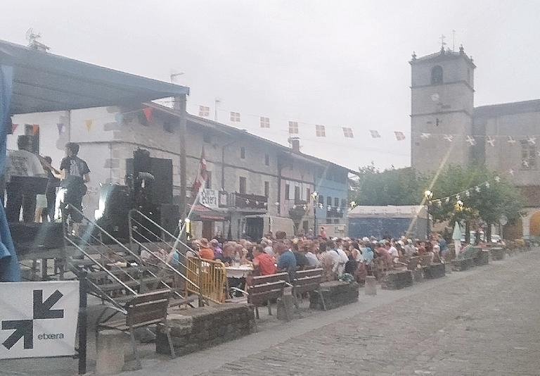 Amabirjina  bezperako eguna ilunabarreko  herri afari jendetsuarekin amaitu zen.