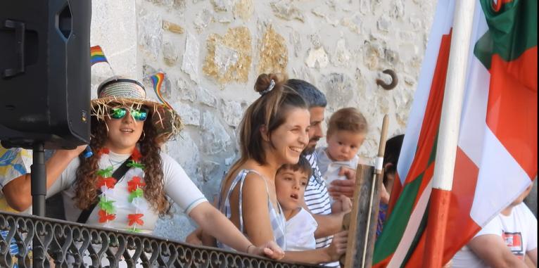 Aurtengo  jaiei hasiera emateko haurrak izan dituzten gurasoak arduratu dira etxafuegoa botatzen. Herri txikietako biztanleria ez murrizteko hau da egin beharrekoa. Zorionak gurasoei.