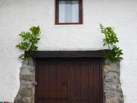 Euskal mitologiaren barruan sartzen den ohitura honek jarraitu egiten du oraindik San Juan bezperan.Heuskal Herrira erlijioa sartu aurretik solstizioari lotuta zegoen ohitura dugu berau.