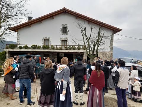 Haurrak ez baina Aizarnako eskolako  gurasoak larunbatean ibili dira eskean. Talde bikaina elkartu zen koplak kantatzeko eta ondoren bazkaria  herriko elkartean indar berritzeko. 4703/2023 